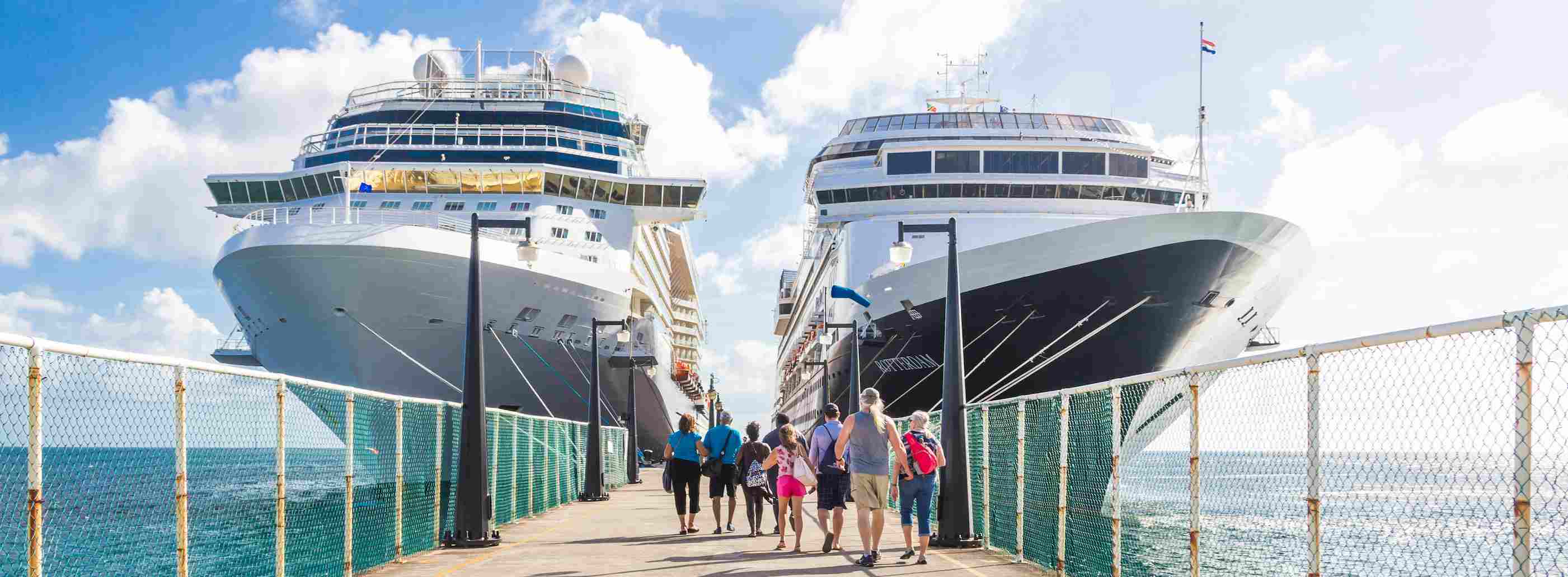 Nave de crucero en el Mediterráneo con Cabroma